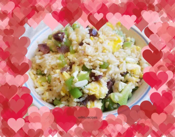 Fried rice with lettuce and sausage