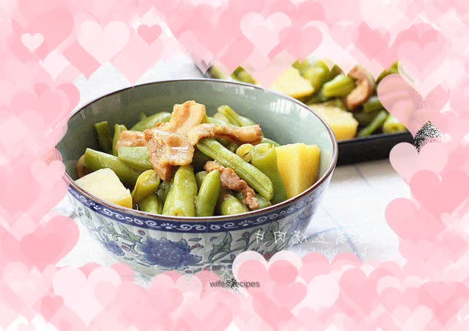 Roasted pork slices with potatoes and kidney beans