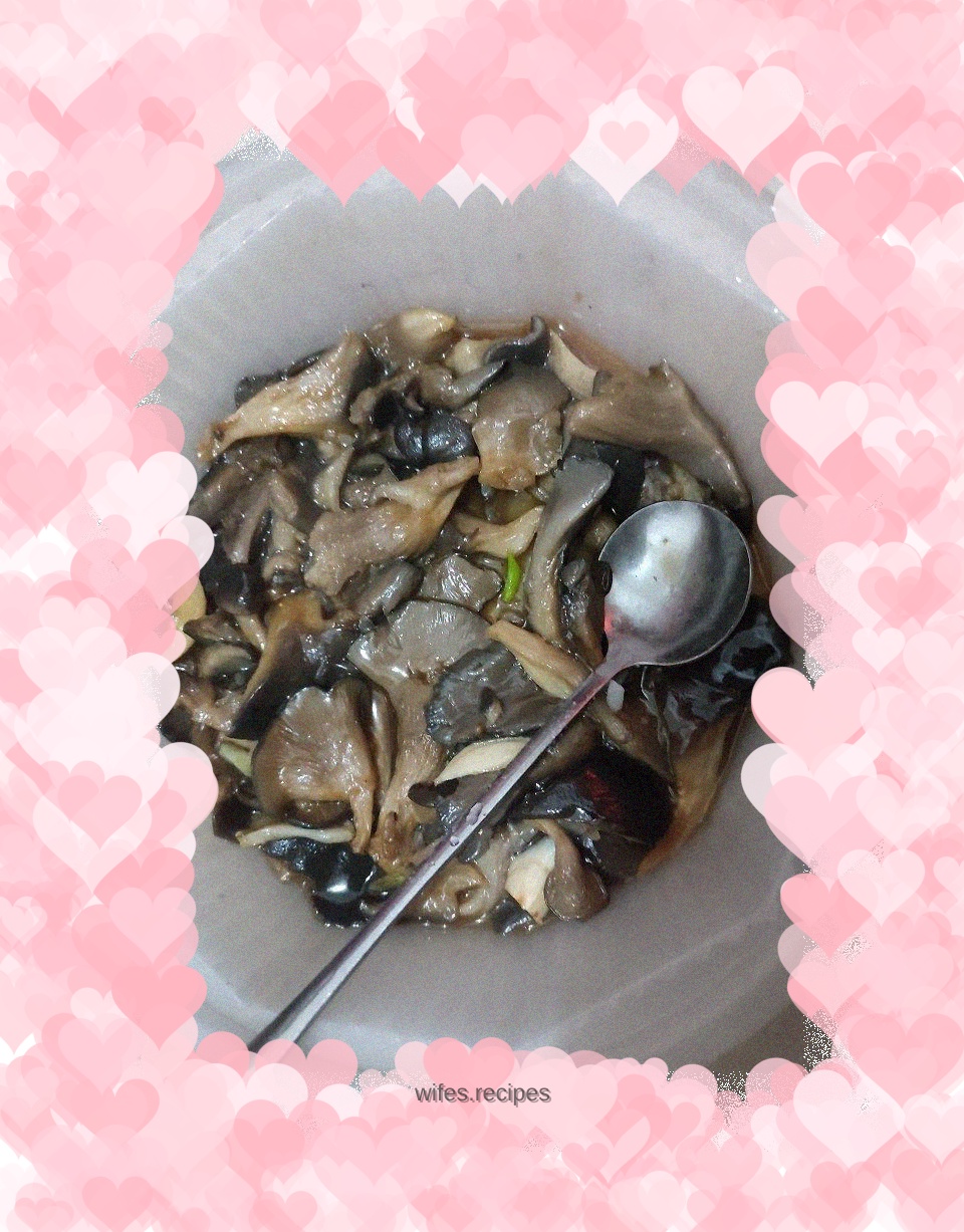 Stir-fried mushrooms