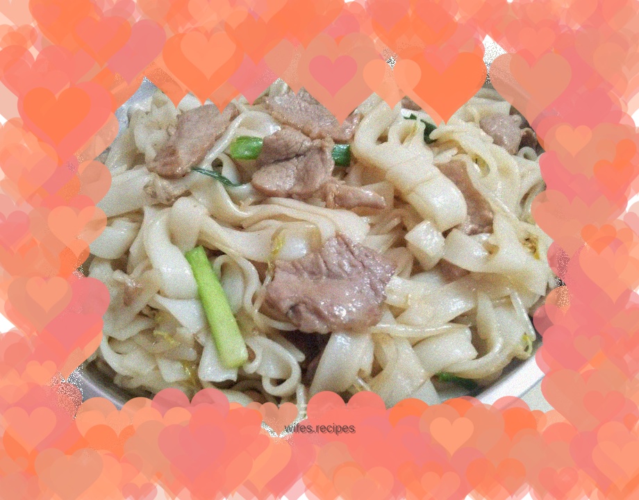 Fried rice noodles with sliced meat