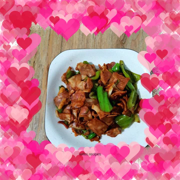 Fried bacon with green pepper