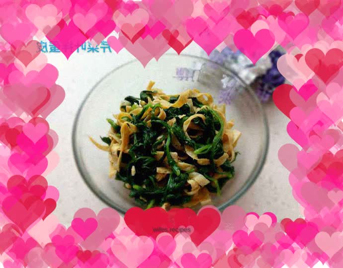 Celery leaves mixed with egg skin