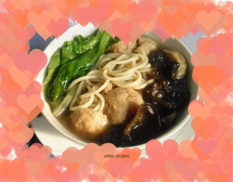 Boiled noodles with fungus and meatballs