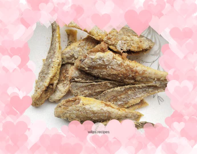 Crispy fried small yellow croaker