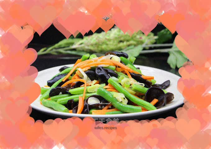 Hot fungus and asparagus beans