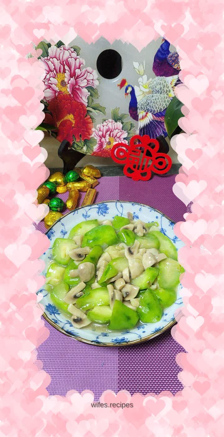 Stir-fried loofah with mushrooms
