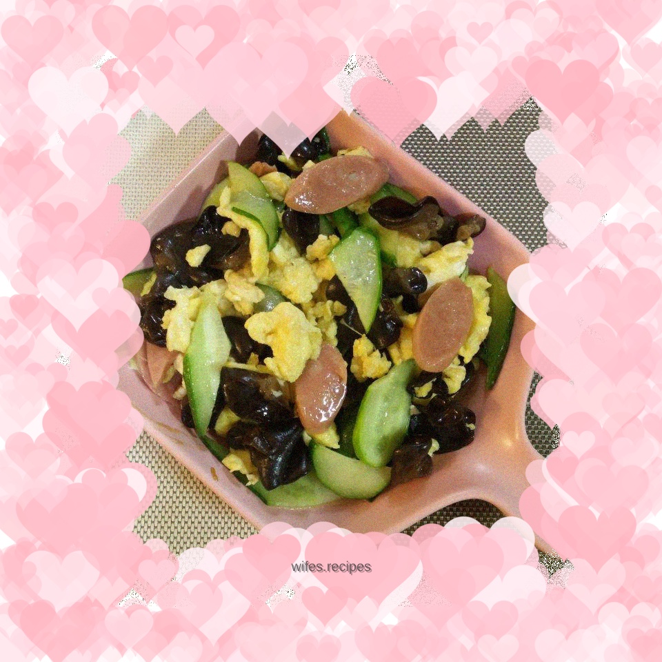 Scrambled eggs with cucumber and fungus