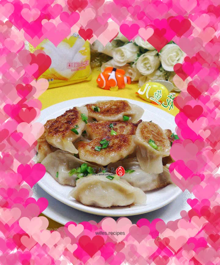 Pot stickers with onion and pork stuffing