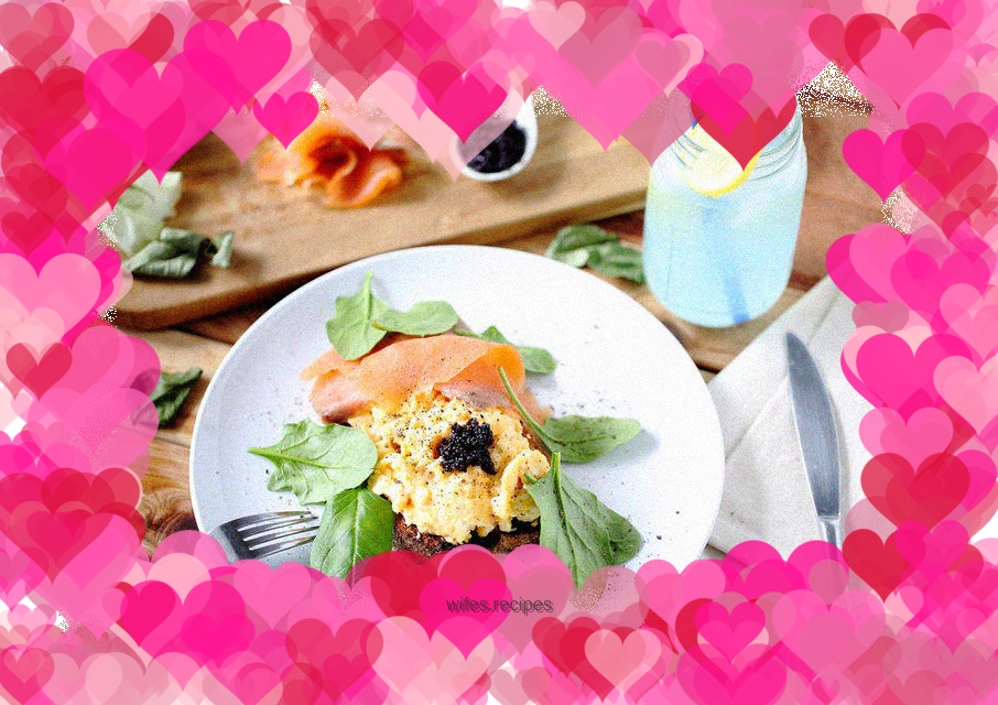 Scrambled eggs with caviar and smoked salmon