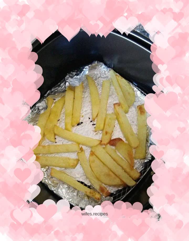 Delicious French fries fried in the air fryer