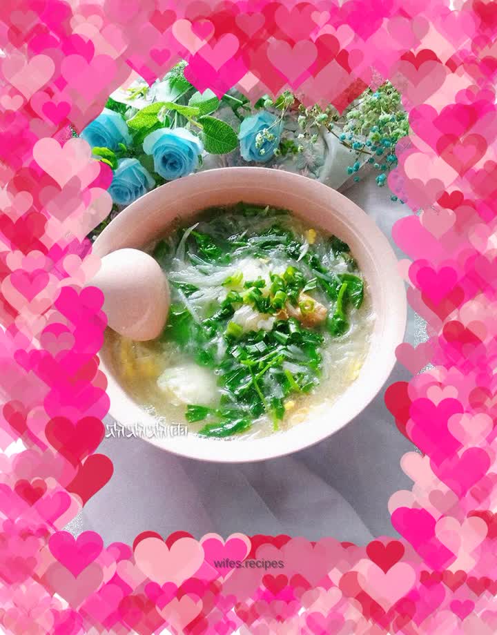 Shredded radish and pea tip soup