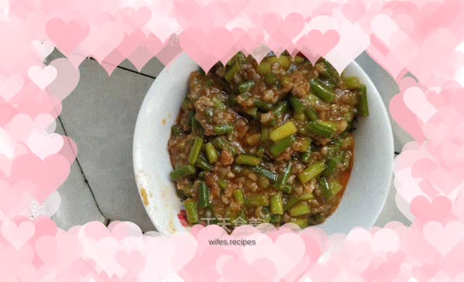 Thick stir-fried minced pork with garlic sprouts