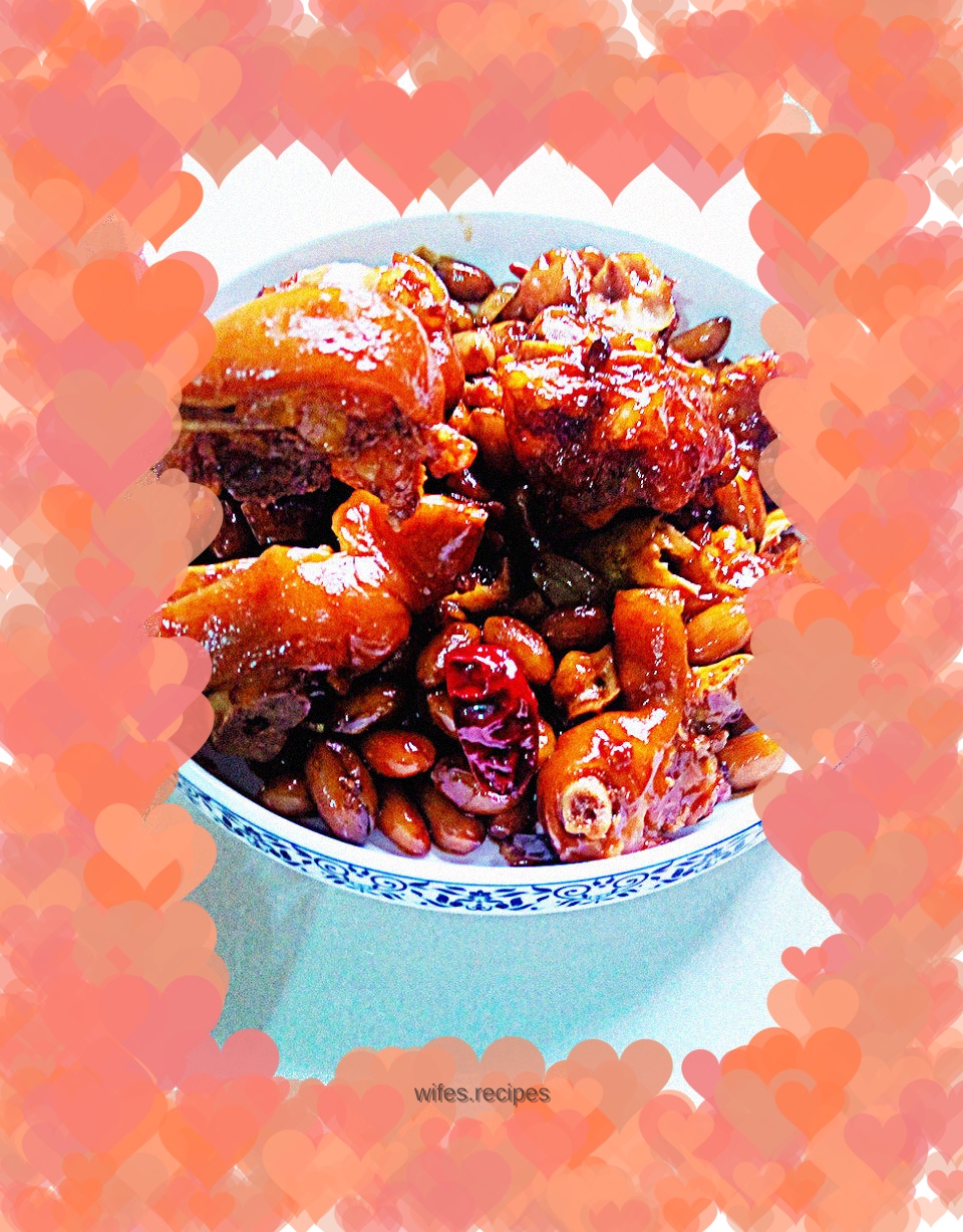 Braised peanuts and pig's trotters