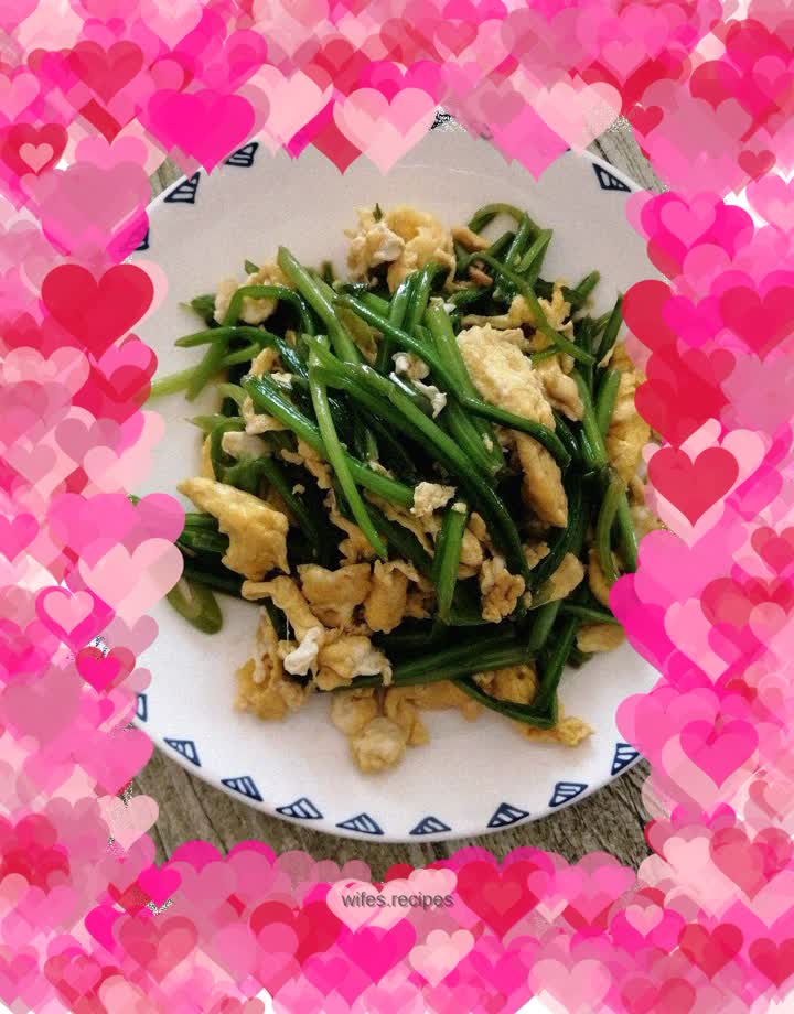 Scrambled eggs with spinach stalks