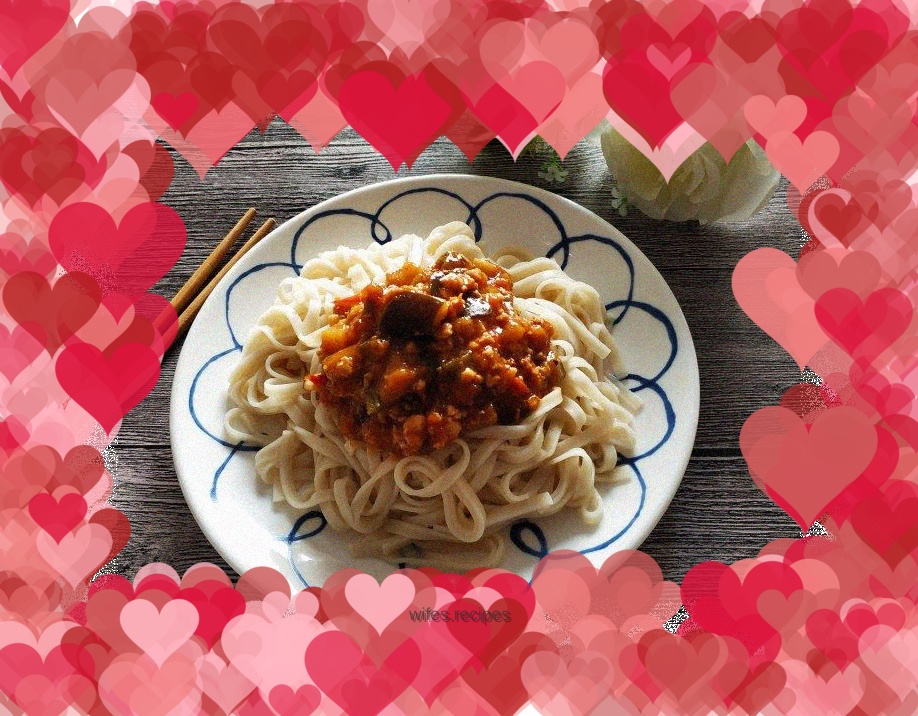 Braised noodles with eggplant, minced meat and tomatoes