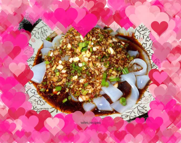 Spicy and sour red oil mung bean jelly