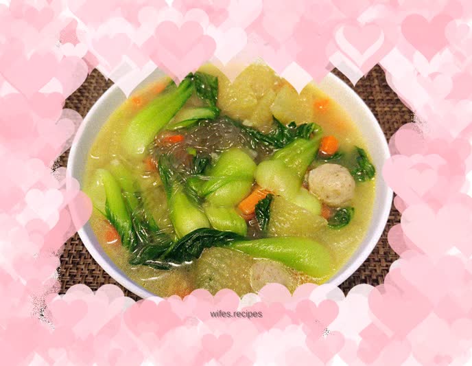 Green vegetable meatballs and vermicelli soup
