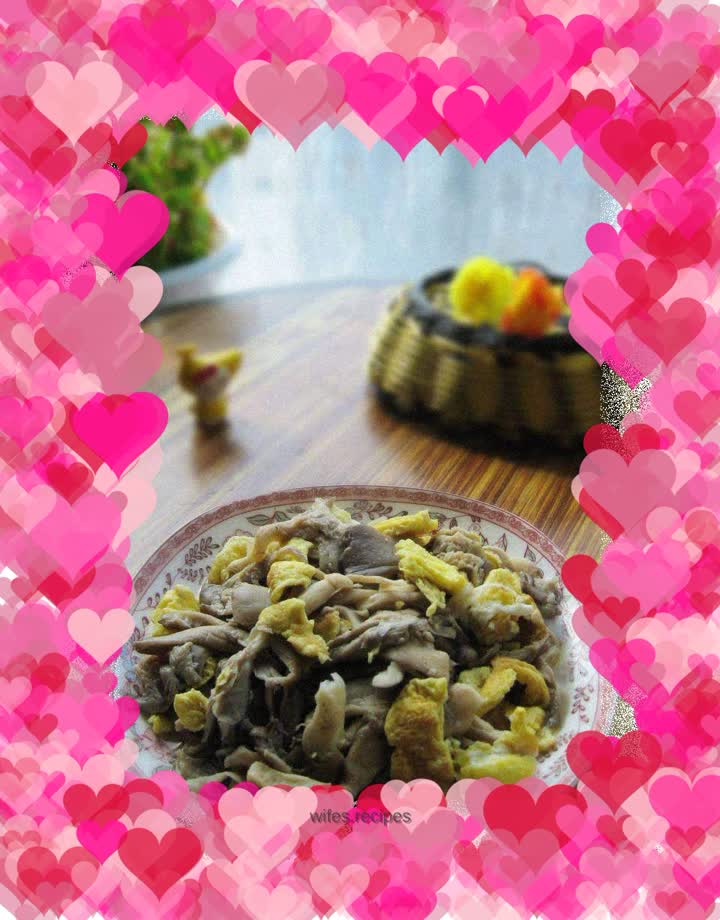 Scrambled eggs with fresh mushrooms