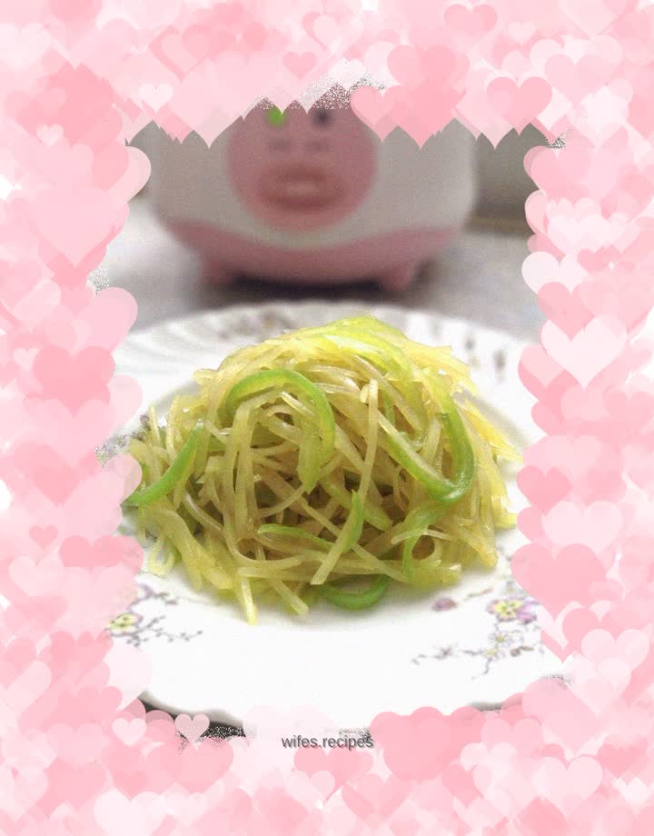 Delicious vegetarian dish——green pepper and potato shreds