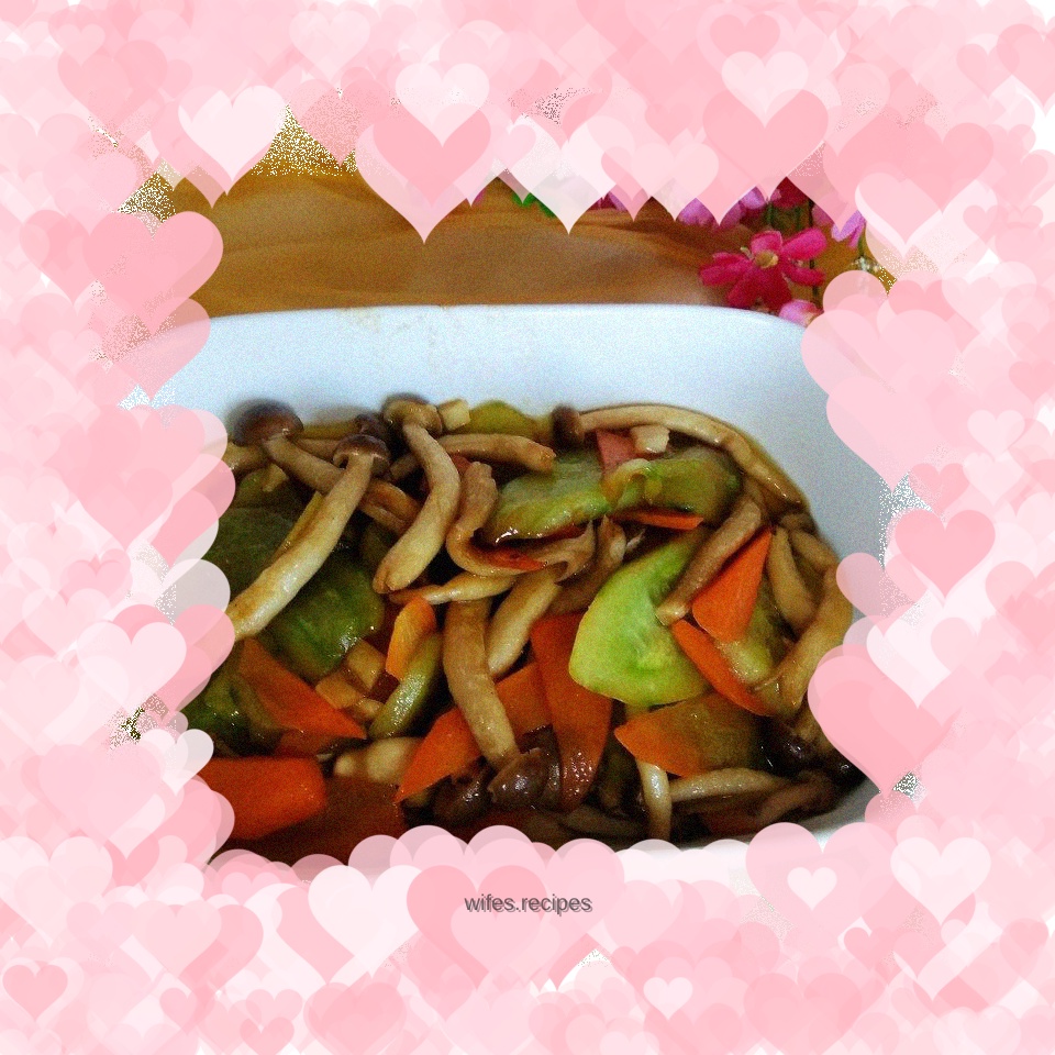 Stir-fried Crab Mushrooms with Cucumbers and Carrots