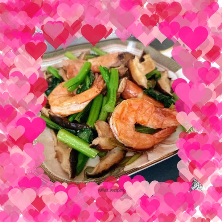 Stir-fried shrimps with mushrooms and cabbage cores