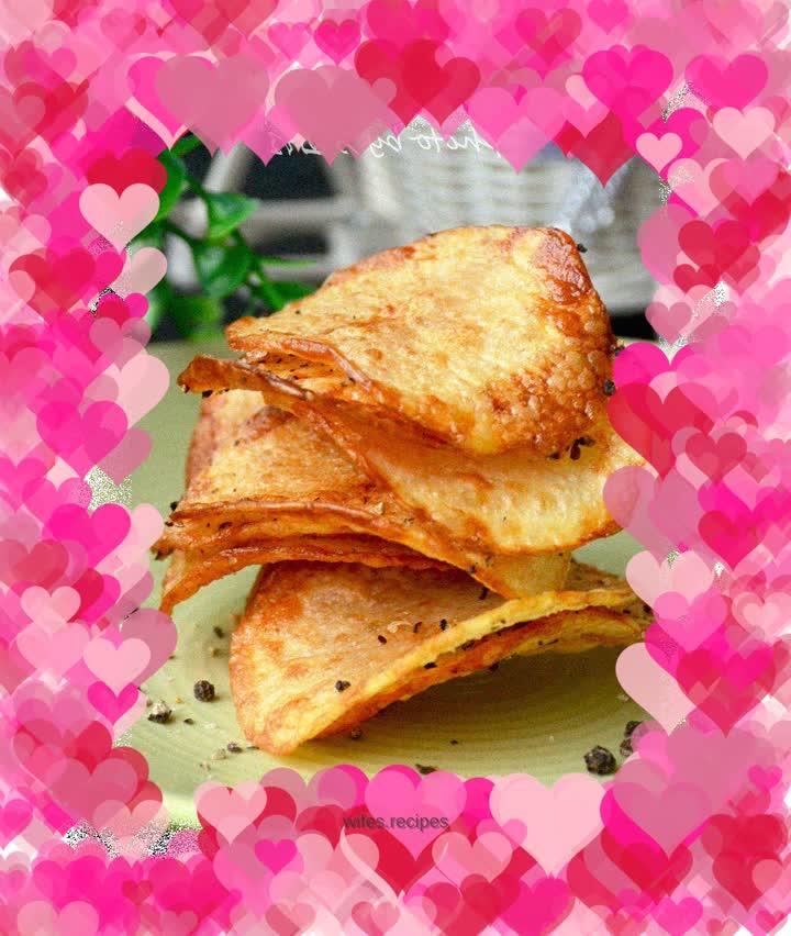 Black pepper potato chips