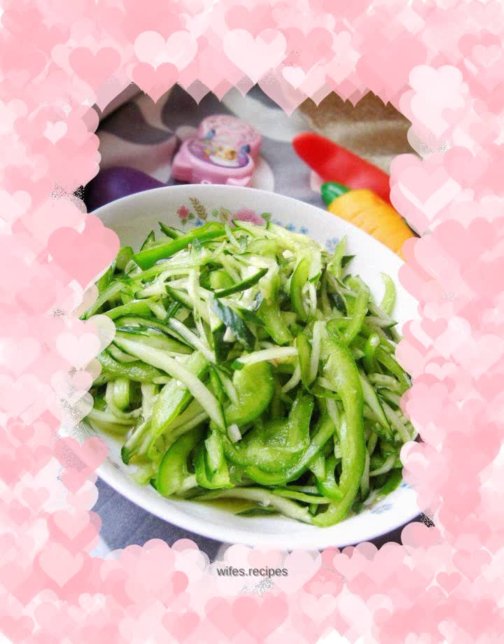 Spicy pepper mixed with cucumber shreds