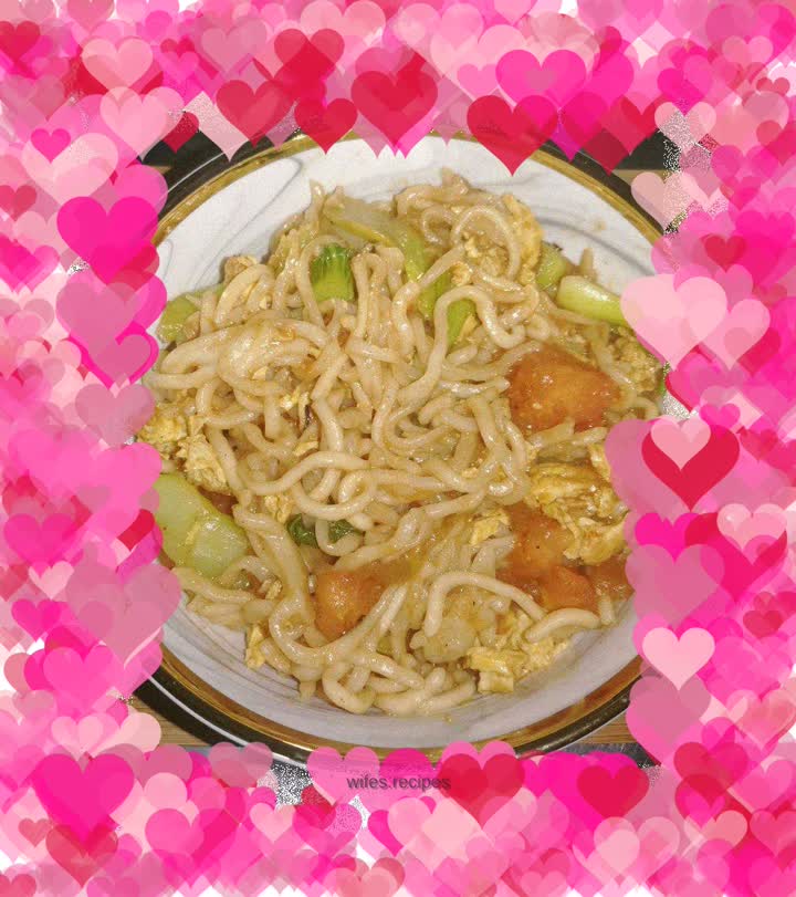 Fried noodles with tomatoes and eggs