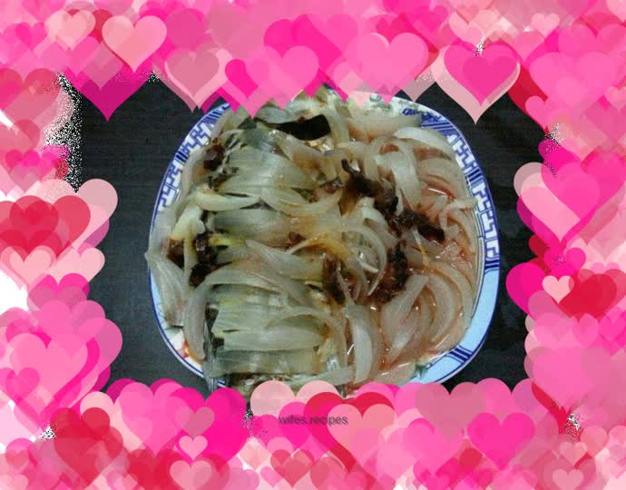 Steamed crucian carp with green onions (steamed crucian carp)