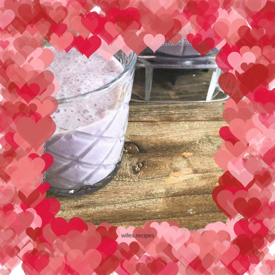 The blueberry milkshake that satisfies the girl’s heart