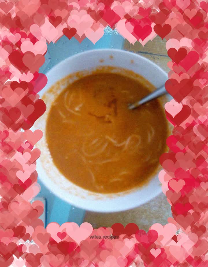 Tomato and onion meat and egg noodles