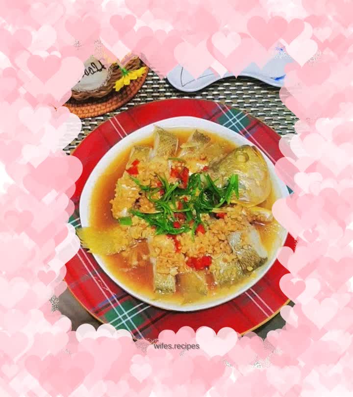 Steamed yellow croaker with garlic