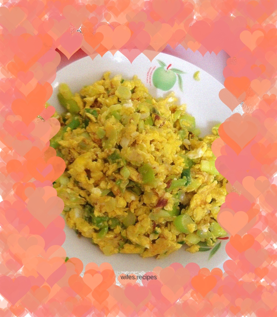 Fried eggs with chopped green onions