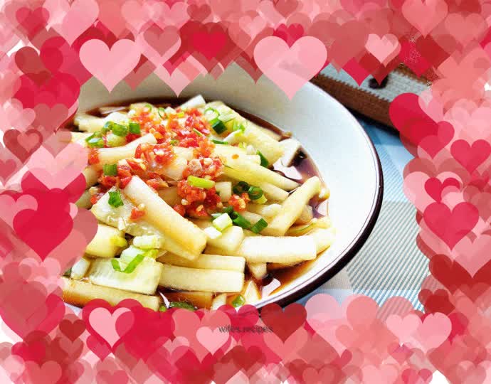 Cucumber mixed with chopped pepper in oyster sauce