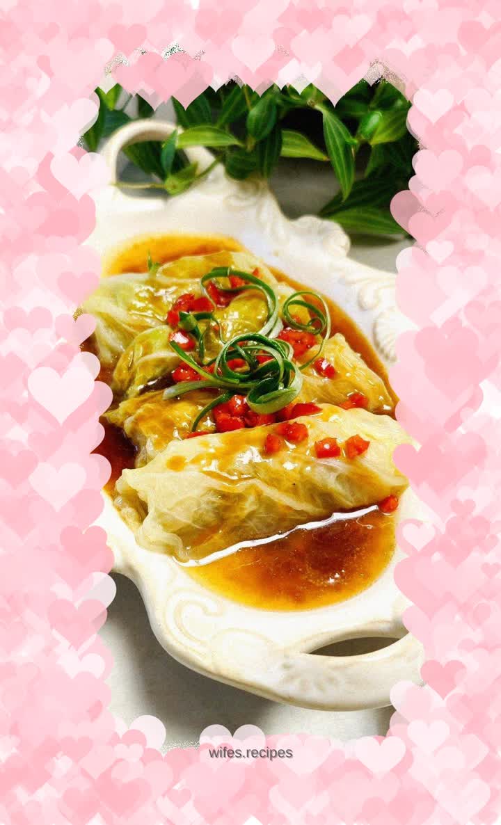 Vegetable rolls with sauce