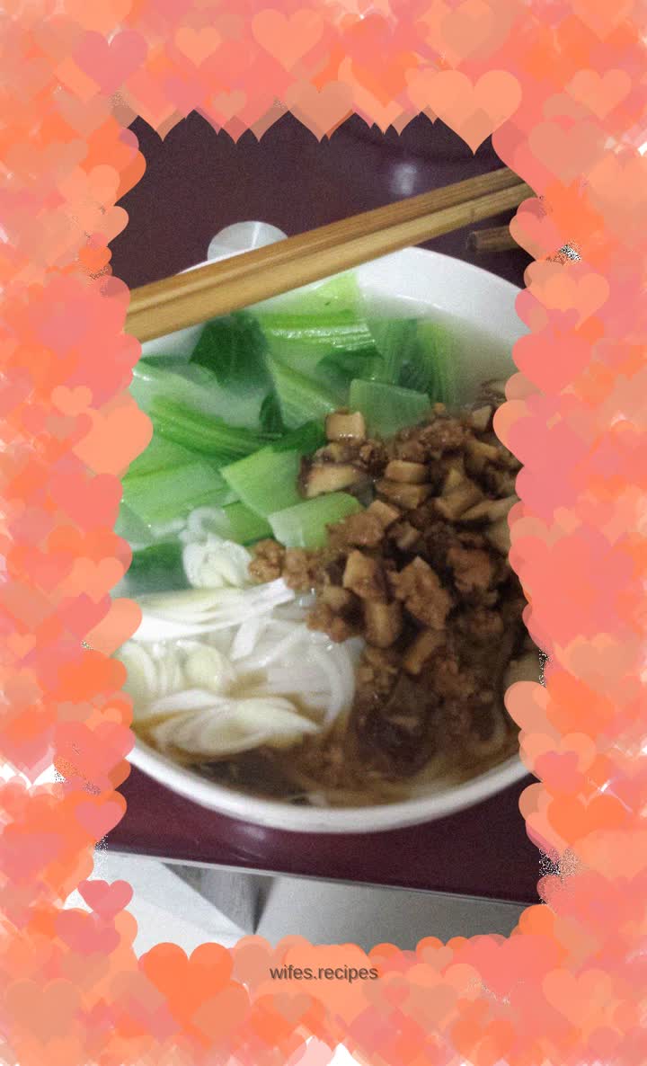 Rice Noodles with Mushroom and Meat Sauce