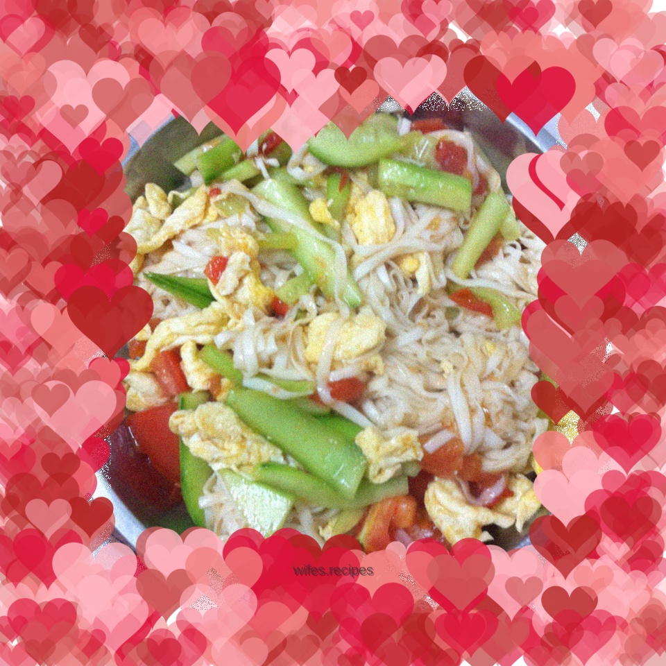 Vermicelli version of cucumber and tomato fried noodles