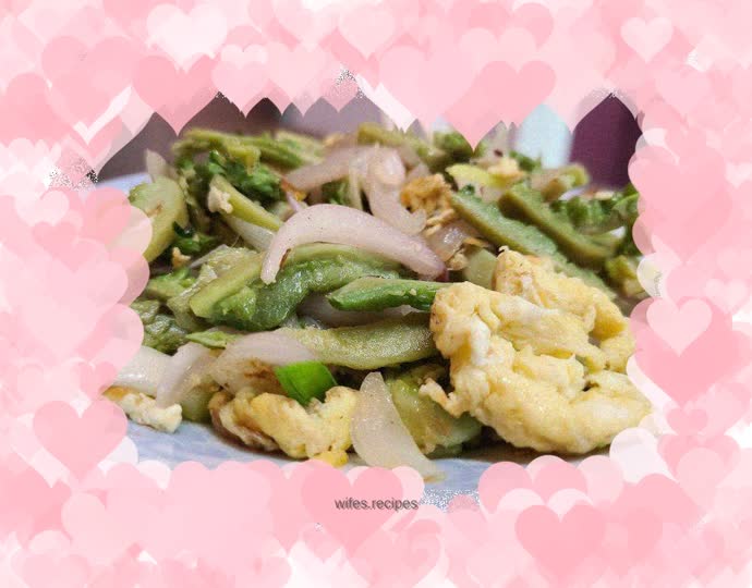 Fried eggs with bitter gourd and onions