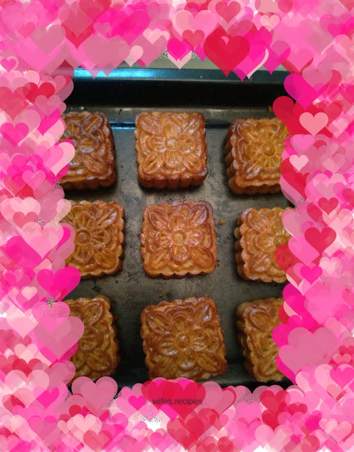 Cantonese style lotus paste and egg yolk mooncake