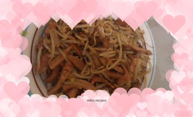 Home-style fried bean sprouts with ham sausage