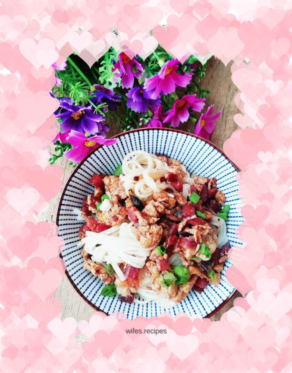 Purple radish and egg sauce noodles