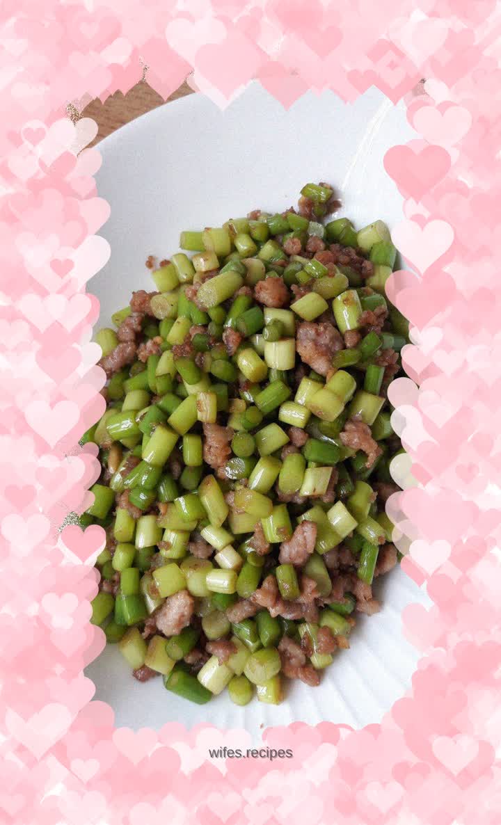 Stir-fried minced meat with garlic sprouts