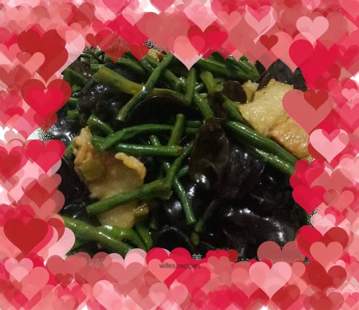 Stir-fried cowpeas and fungus with meat