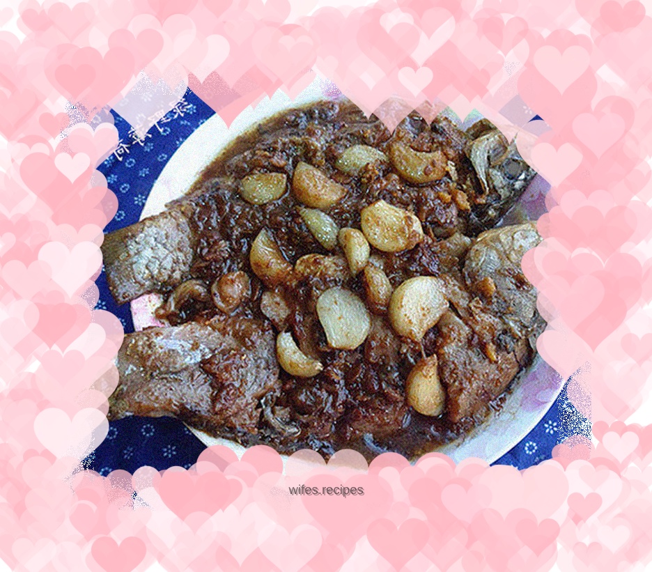 Grilled crucian carp with garlic cloves