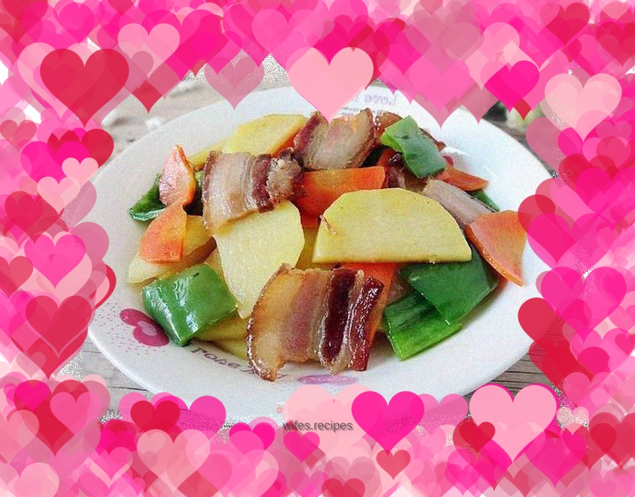 Stir-fried potatoes with green pepper and bacon