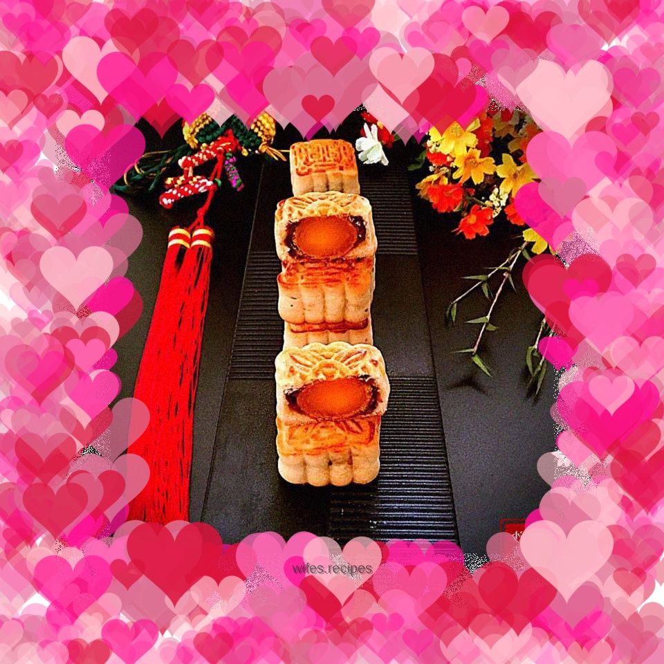 Bean paste and egg yolk mooncakes