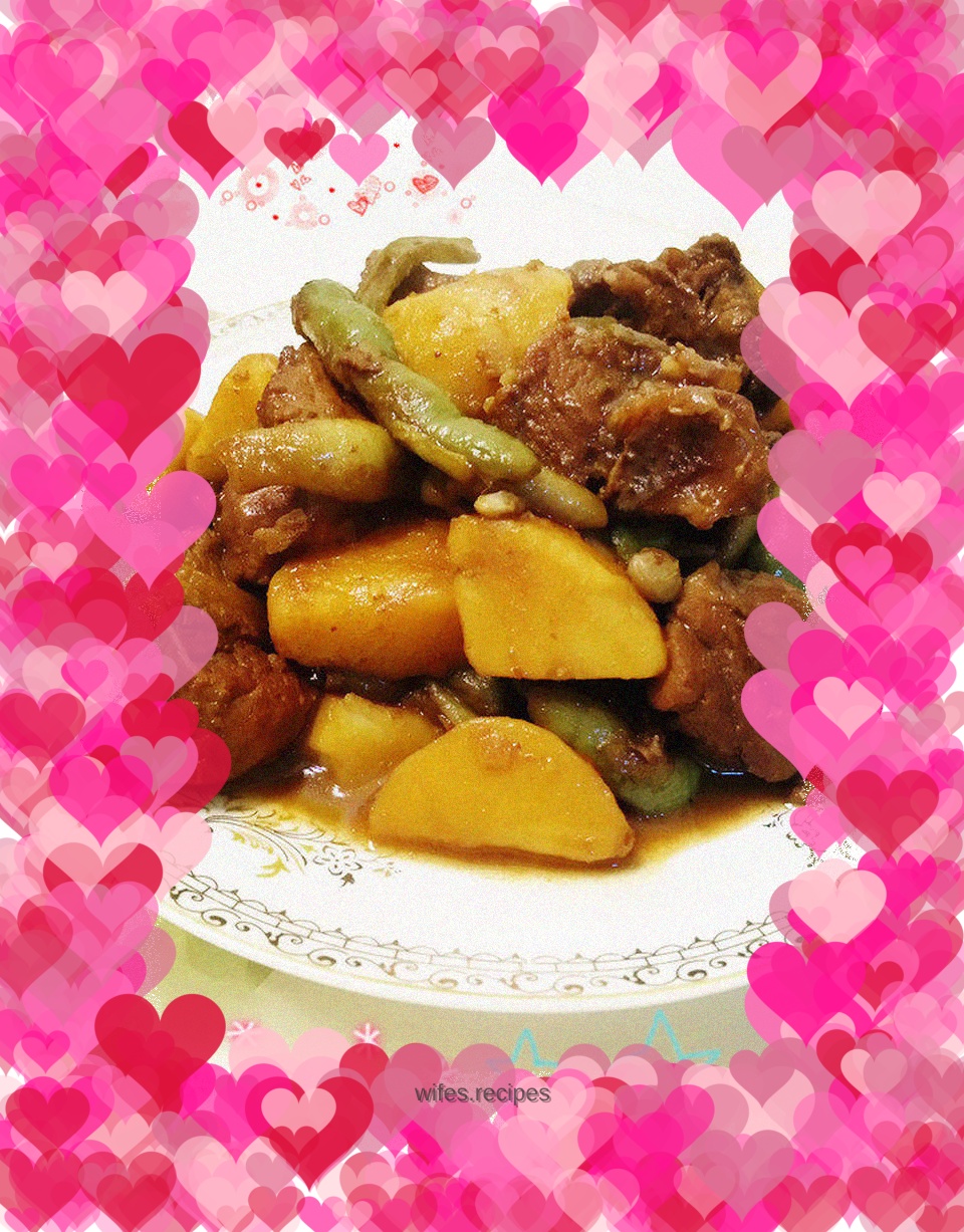 Crescent bone stewed with potatoes and beans