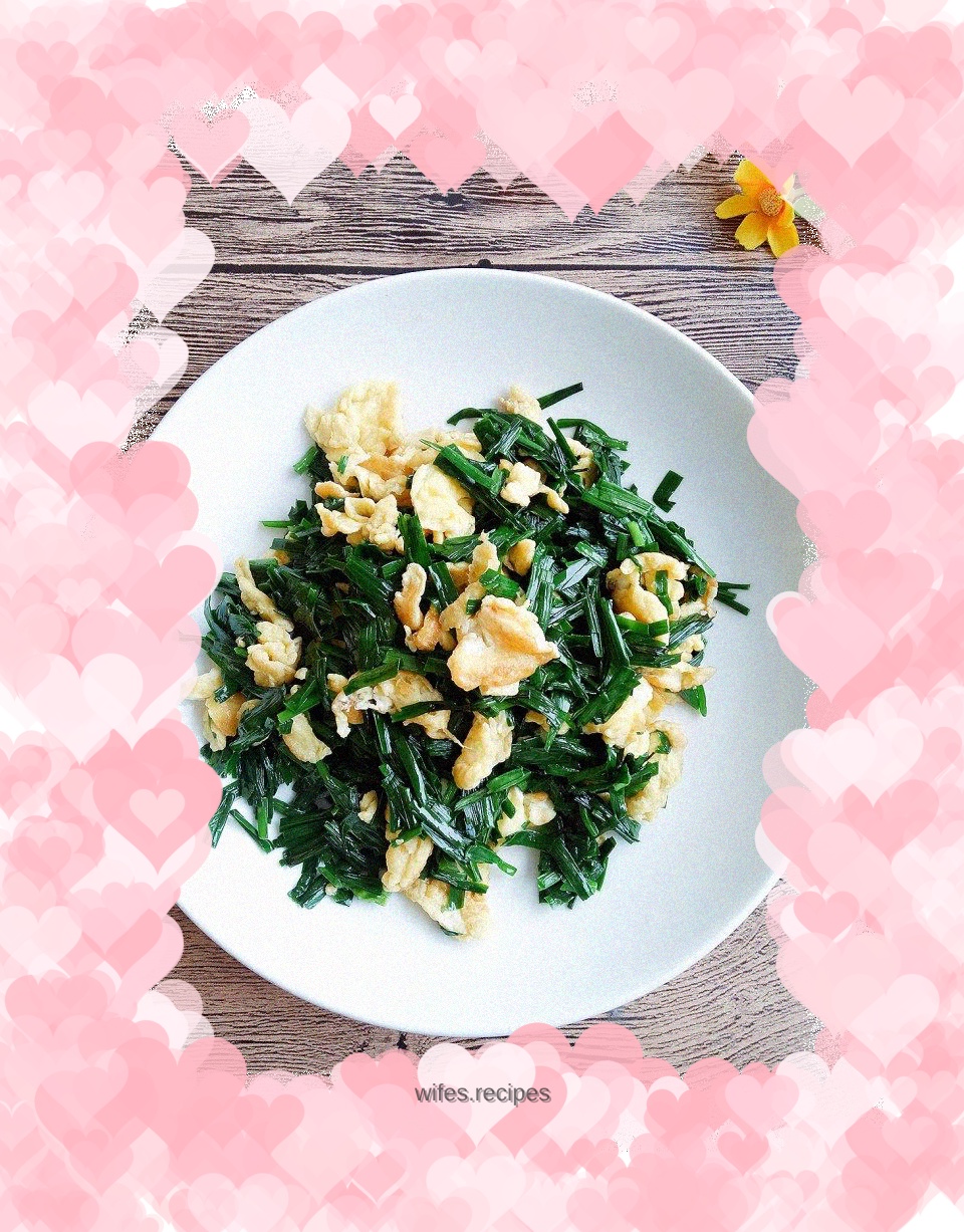 Fried eggs with chives