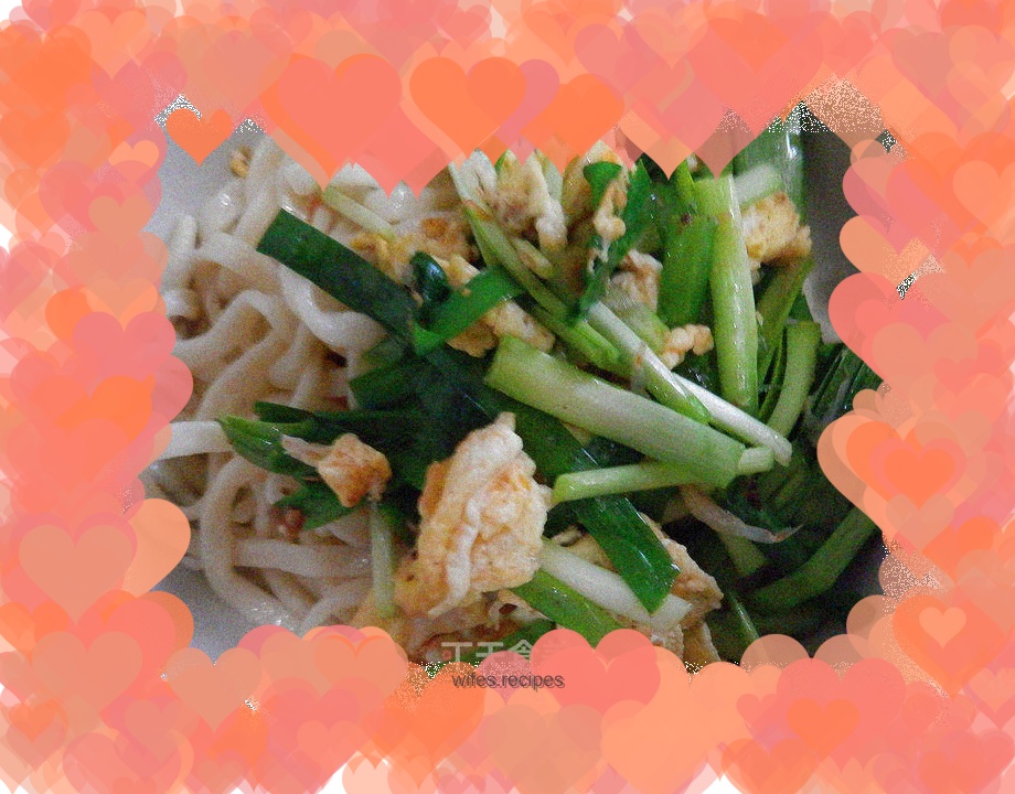 Hot noodles with chives and eggs