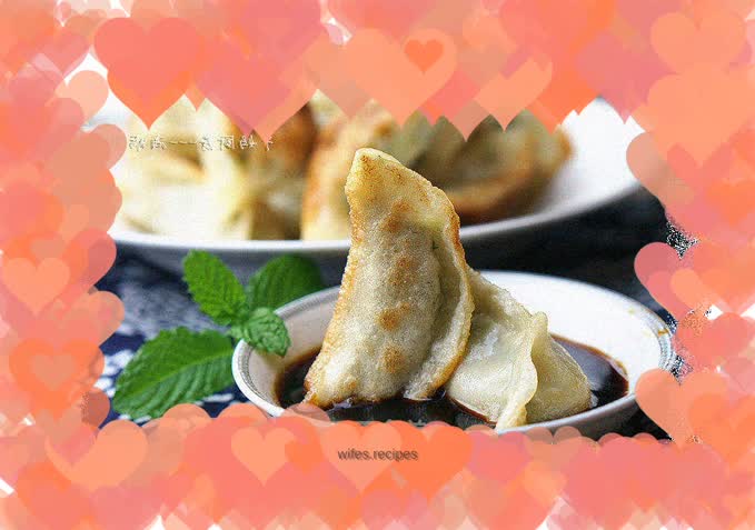 Fresh and tender oyster pan-fried dumplings